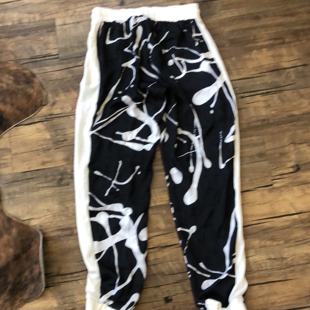 Medium pants - Picture 2 of 2